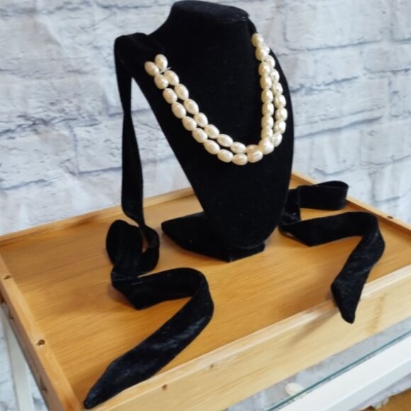 Zara Pearl Velvet Choker - Picture 5 of 10